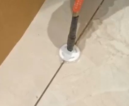 顺昌瓷砖空鼓维修公司专业解答瓷砖在铺贴过程中，如果没有涂抹均匀到位的粘结材料（如水泥砂浆或瓷砖胶），可能会导致以下问题