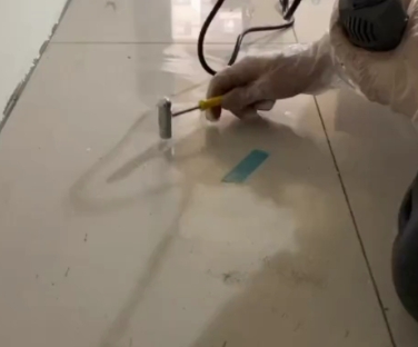 顺昌瓷砖开裂维修公司专业分享瓷砖在铺贴前如果没有沥干水分，将会导致以下问题